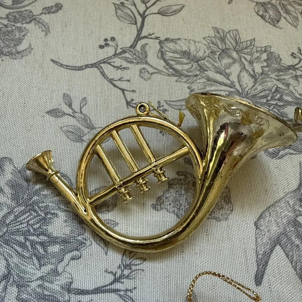 VTG GOLD PLASTIC TRUMPET FRENCH HORN MUSICAL INSTRUMENT CHRISTMAS ORNAMENTS